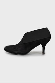 Suede shoes decorated with elastic