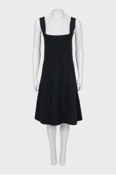 Dress with raised seams and tag