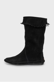 Suede boots decorated with fringe