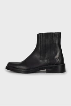 Men's boots with relief pattern