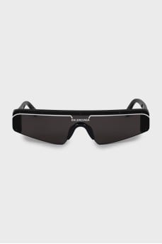 Sunglasses with brand logo