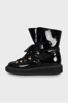 Insulated boots made of patent leather