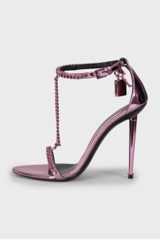 Leather sandals decorated with chain