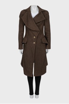 Fitted coat with brown buttons