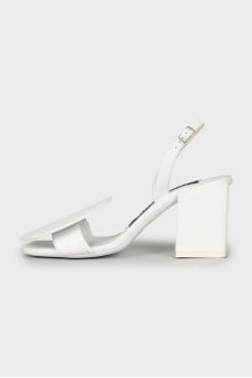 Leather sandals with a stable heel