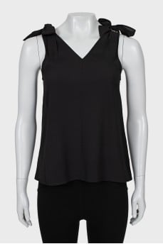 Black T-shirt decorated with bows with a tag