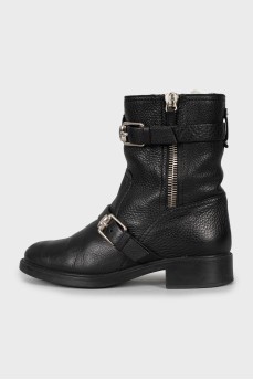 Leather boots insulated with fur