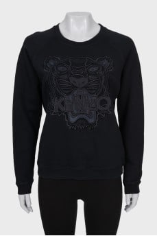 Sweatshirt with relief embroidery