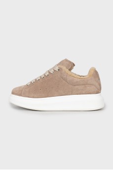 Insulated sneakers with high soles