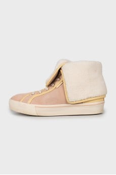 Insulated pink suede boots