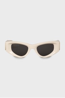 Cat eye sunglasses with tag