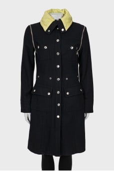 Coat with detachable sleeves