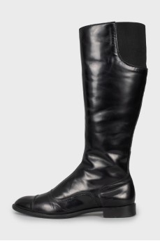 Leather boots with relief seam