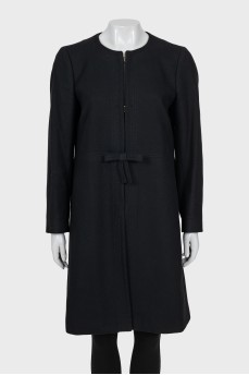 Straight coat decorated with a bow