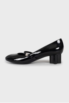 Patent leather shoes with a figured heel