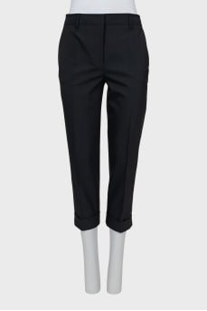Cropped trousers with a mid-rise