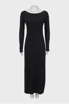 Fitted dress with a cutout on the back
