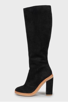 Suede boots with heels
