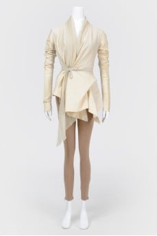 Asymmetric jacket under the belt