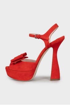 Red sandals decorated with bows