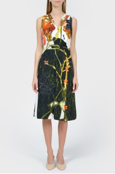 Dress in large flowers with V-cutting