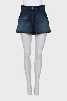 Shorts with branded buttons
