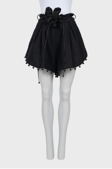 Linen shorts decorated with a flower