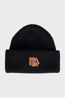 Knitted hat with brand logo