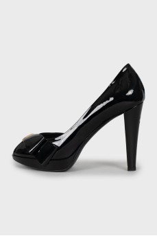 Patent leather heeled shoes