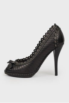 Black leather pumps with decorative stitching