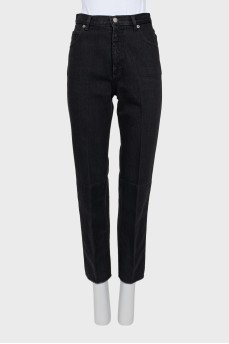 Черные джинсы с разрезами снизу