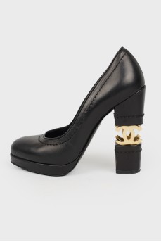 Leather shoes with a metal insert of a th’s logo