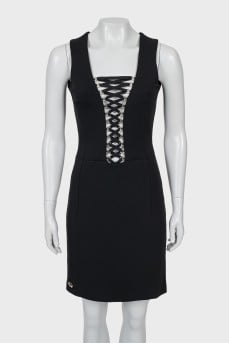 The fitted dress is decorated with lacing