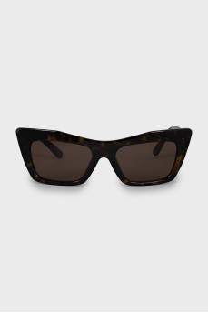 Sunglasses with branded logo on the temple
