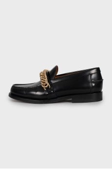 Leather loafers decorated with chain