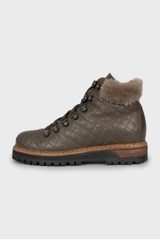 Insulated boots with fur upper