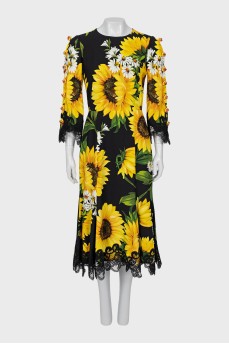 Midi dress decorated with lace