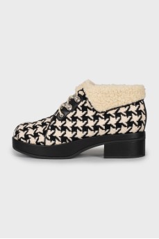 Insulated boots with laces