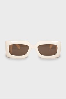 Sunglasses with massive logo