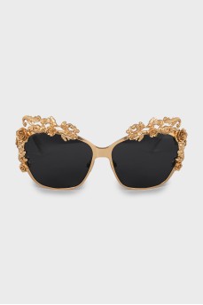 Sunglasses with metallic flowers