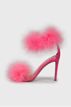 Sandals decorated with feathers
