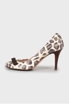 Leather shoes with a bow