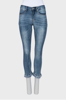 Cropped jeans with raw edges