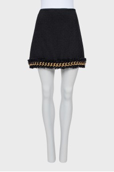 Skirt decorated with a golden chain