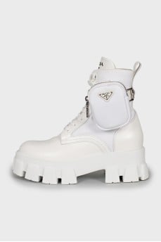 Monolith boots made of leather and textile