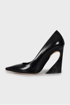 Pointed toe shoes with a figured heel