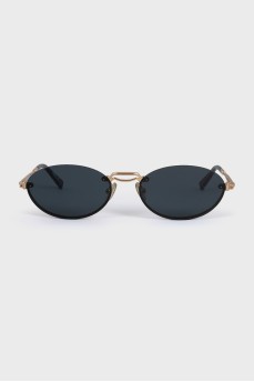 Sunglasses with oval lenses