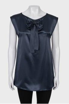 Silk blouse decorated with a bow