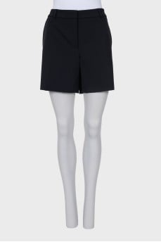 Straight cut shorts with pockets