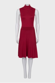 Fitted dress with tag